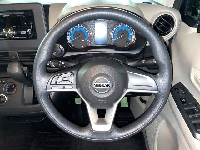 �C���e���A�ɍ��킹���f�U�C���̃X�e�A�����O�́A�^�]�������̂��Ƃ��l���A�^�]���₷���`��A�傫���ł��B�����x�A���ۂɐG���Ă��m���߂��������B