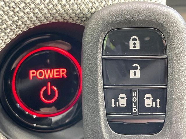 �yHonda�X�}�[�g�L�[�z�J�o����|�P�b�g�ɓ��ꂽ�܂܂ł��h�A�̎{���E�������\�ȃX�}�[�g�L�[�𑕔��B�G���W���̃I���E�I�t�����J�M�����o���K�v����������Ƃ��Ă��֗��ł���