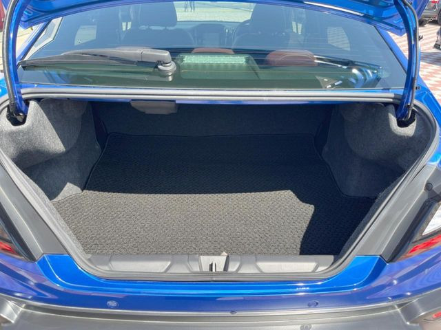 ���i�̂���������ʋ΁A���}���ɏ\���ȉ׎��X�y�[�X���m�ۂ��Ă���܂��B�Z�J���h�V�[�g��|���ƁA�傫�ȉו��̐ύڂ��\�ł���