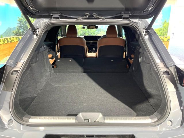 ���i�̂���������ʋ΁A���}���ɏ\���ȉ׎��X�y�[�X���m�ۂ��Ă���܂��B�Z�J���h�V�[�g��|���ƁA�傫�ȉו��̐ύڂ��\�ł���