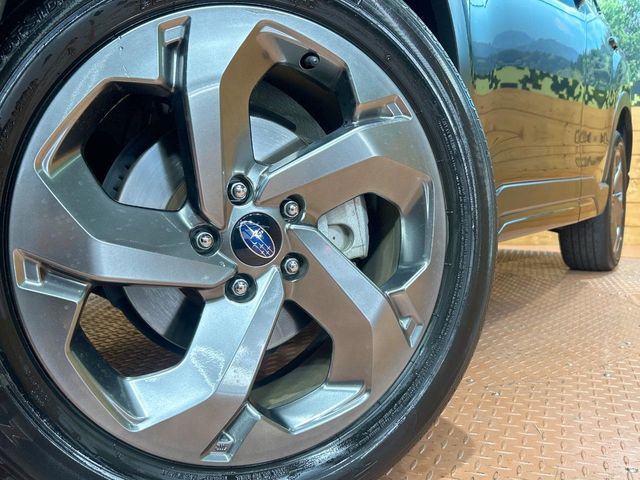 【グレード専用純正18インチアルミホイール】デザイン性の高い純正アルミホイールを装着しております。各種社外アルミホイールや、スタッドレスタイヤも取扱いしております。是非ご相談ください♪