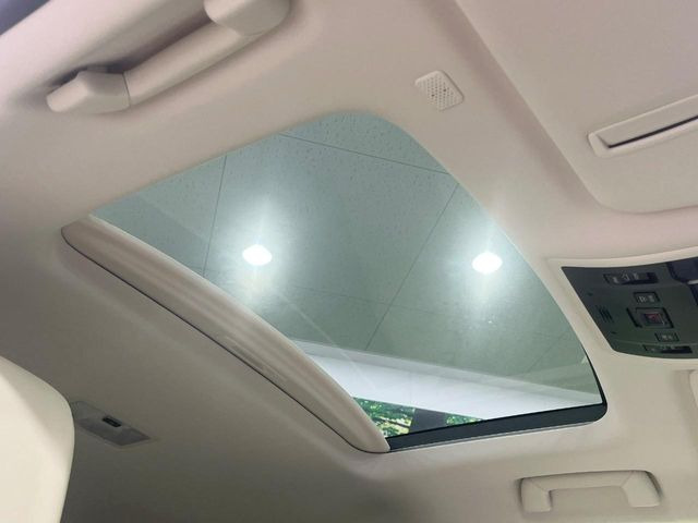 【サンルーフ】開放感たっぷりの希少装備、サンルーフが装着されています!車内に明かりを取り入れたり景色を楽しむ以外にも、車内の空気も簡単に換気できて快適です!