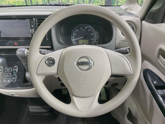 �C���e���A�ɍ��킹���f�U�C���̃X�e�A�����O�́A�^�]�������̂��Ƃ��l���A�^�]���₷���`��A�傫���ł��B�����x�A���ۂɐG���Ă��m���߂��������B