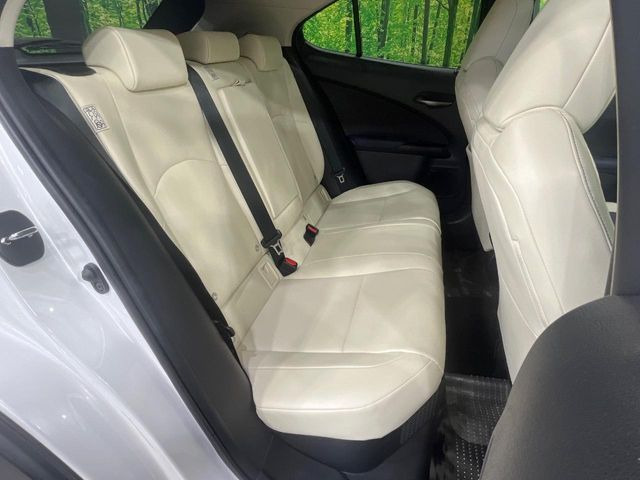 後部座席も気になるようなキズ・汚れやへたり等、大きなダメージはなく、良好な状態です。