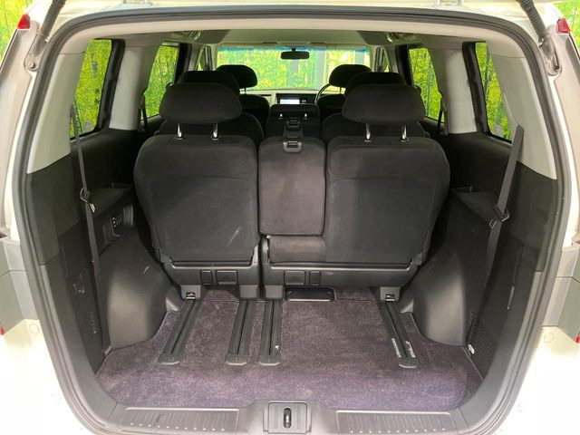 ���i�̂���������ʋ΁A���}���ɏ\���ȉ׎��X�y�[�X���m�ۂ��Ă���܂��B�Z�J���h�V�[�g��|���ƁA�傫�ȉו��̐ύڂ��\�ł���