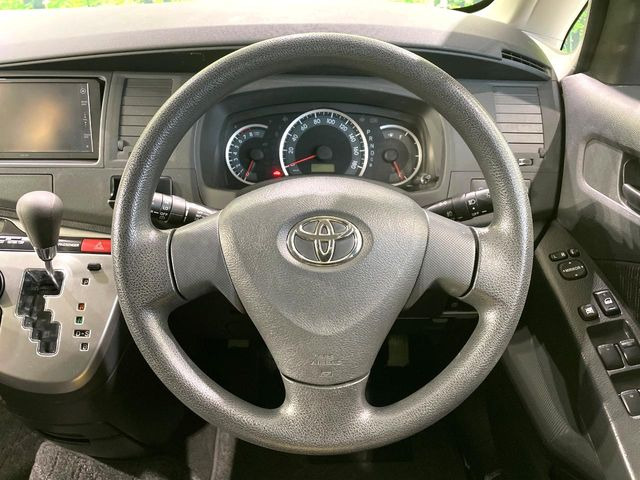 �C���e���A�ɍ��킹���f�U�C���̃X�e�A�����O�́A�^�]�������̂��Ƃ��l���A�^�]���₷���`��A�傫���ł��B�����x�A���ۂɐG���Ă��m���߂��������B