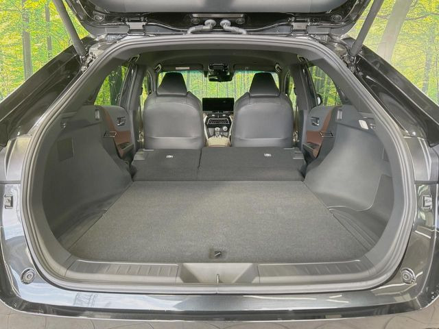 ���i�̂���������ʋ΁A���}���ɏ\���ȉ׎��X�y�[�X���m�ۂ��Ă���܂��B�Z�J���h�V�[�g��|���ƁA�傫�ȉו��̐ύڂ��\�ł���