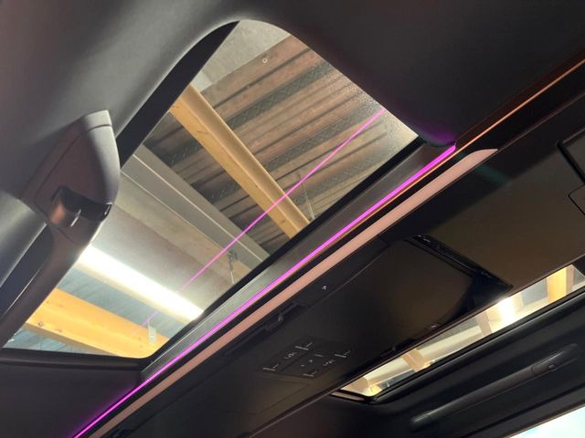 【ガラスルーフ】ガラスルーフ搭載で車内の解放感が一気にアップ!開放的なドライブをお楽しみいただけます。