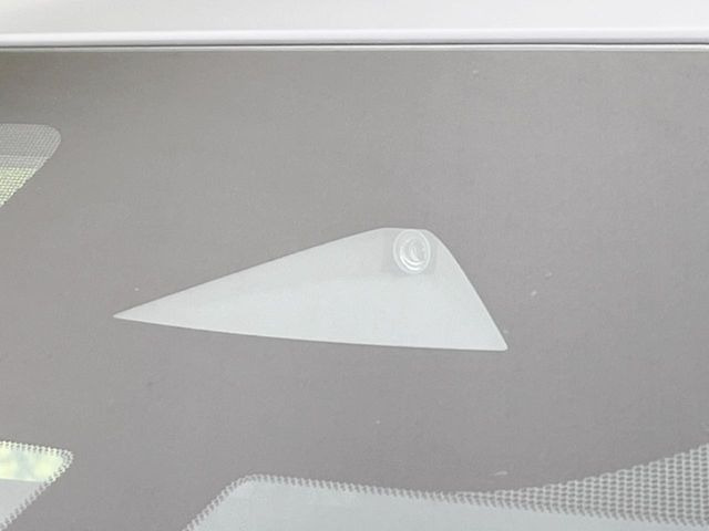 【エマージェンシーブレーキ】走行中に前方の車両等を認識し、衝突しそうな時は警報とブレーキで衝突回避と被害軽減をアシスト。より安全にドライブをお楽しみいただけます。