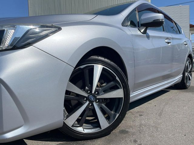 �y�O���[�h��p����18�C���`�A���~�z�C�[���z�f�U�C�����̍��������A���~�z�C�[���𑕒����Ă���܂��B�e��ЊO�A���~�z�C�[����A�X�^�b�h���X�^�C�����戵�����Ă���܂��B���񂲑��k����������