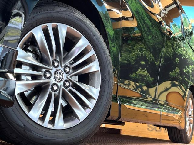 【純正18インチアルミホイール】外観にマッチした純正アルミホイールを装着しております。各種社外アルミホイールや、スタッドレスタイヤも取扱いしております。是非ご相談ください♪