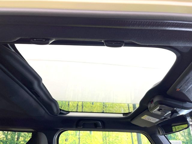 【ガラスルーフ】ガラスルーフ搭載で車内の解放感が一気にアップ!開放的なドライブをお楽しみいただけます。