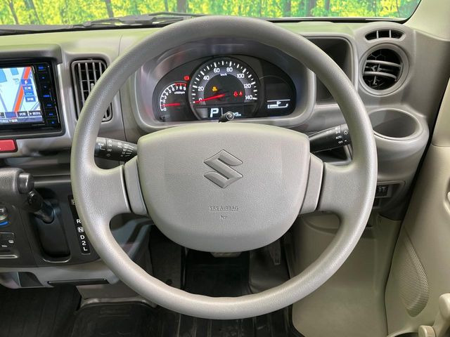 �C���e���A�ɍ��킹���f�U�C���̃X�e�A�����O�́A�^�]�������̂��Ƃ��l���A�^�]���₷���`��A�傫���ł��B�����x�A���ۂɐG���Ă��m���߂��������B