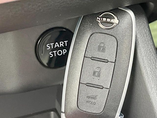 【インテリジェントキー】カバンやポケットに入れたままでもドアの施錠・解錠が可能なスマートキーを装備。エンジンのオン・オフ時もカギを取り出す必要が無いからとっても便利です♪