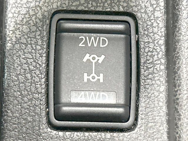 �y�I�[�����[�h4&times;4�z2WD/4WD���[�h����y�ɐ؂�ւ��\�B�R��d����2WD�A�X�^�b�N���ɖ𗧂�LOCK�AAUTO���[�h�ł�4WD�̔z���������Œ������A�H�ʏ󋵂��킸���肵��������T�|�[�g�B