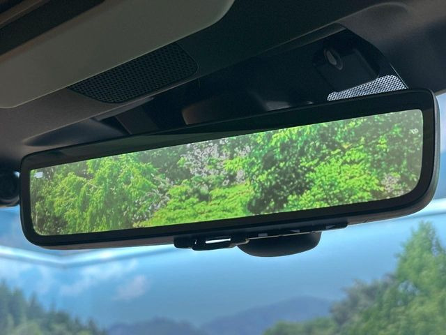 【スマートリヤビューミラー】後席の大きな荷物や同乗者で後方が確認しづらい時でも安心!カメラが撮影した車両後方の映像をルームミラー内に表示。クリアな視界で状況の確認が可能です!
