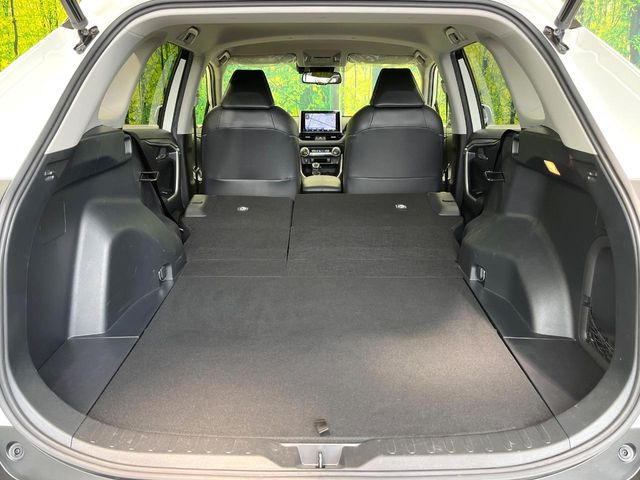 ���i�̂���������ʋ΁A���}���ɏ\���ȉ׎��X�y�[�X���m�ۂ��Ă���܂��B�Z�J���h�V�[�g��|���ƁA�傫�ȉו��̐ύڂ��\�ł���