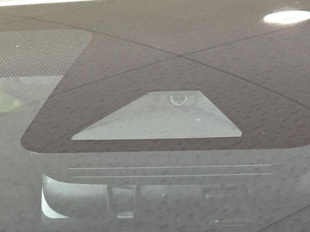 【プリクラッシュセーフティ】前方の車両等を検知し、衝突しそうな時は警報で注意を促し、ブレーキを踏む力をサポート。ブレーキを踏めなかった場合は衝突被害軽減ブレーキが作動、衝突回避をサポートします。