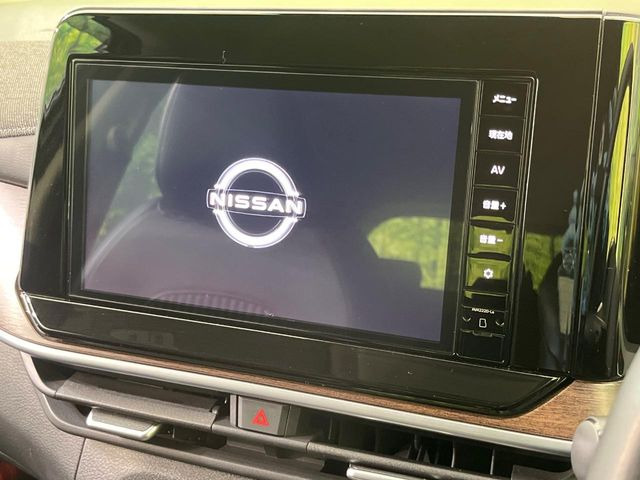 【純正9型ナビ】人気の純正ナビを装備しております。ナビの使いやすさはもちろん、オーディオ機能も充実!キャンプや旅行はもちろん、通勤や買い物など普段のドライブも楽しくなるはず♪