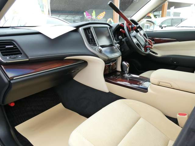 クラウンハイブリッド 2.5 ロイヤルサルーン