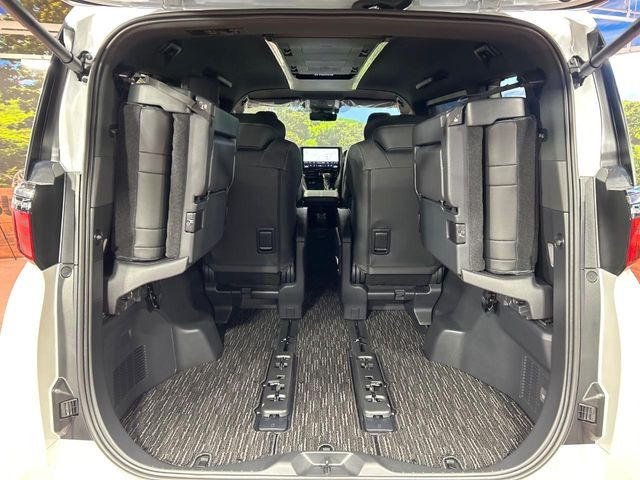 ���i�̂���������ʋ΁A���}���ɏ\���ȉ׎��X�y�[�X���m�ۂ��Ă���܂��B�Z�J���h�V�[�g��|���ƁA�傫�ȉו��̐ύڂ��\�ł���