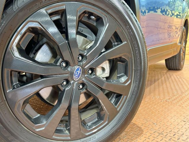【純正18インチアルミホイール】外観にマッチした純正アルミホイールを装着しております。各種社外アルミホイールや、スタッドレスタイヤも取扱いしております。是非ご相談ください♪