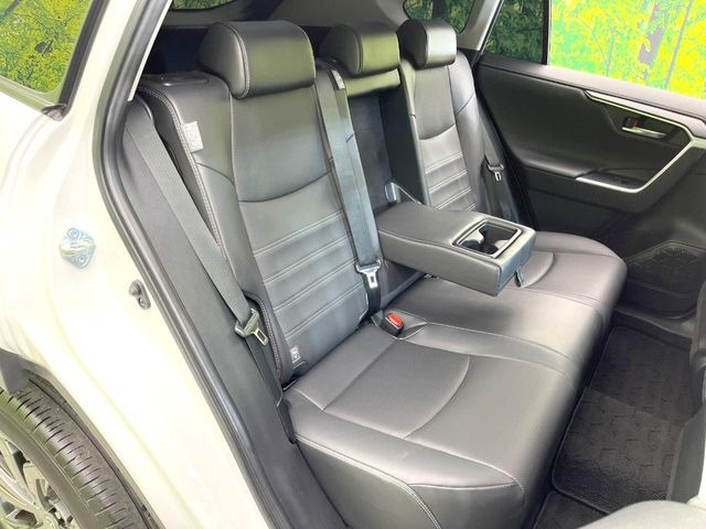 後部座席も気になるようなキズ・汚れやへたり等、大きなダメージはなく、良好な状態です。