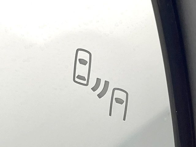 【ブラインドスポットモニター】走行中、ドアミラーの死角になりやすい箇所に後続車が接近するとサイドミラーのレンズに警告を表示!ドライバーに注意喚起をしてくれます。