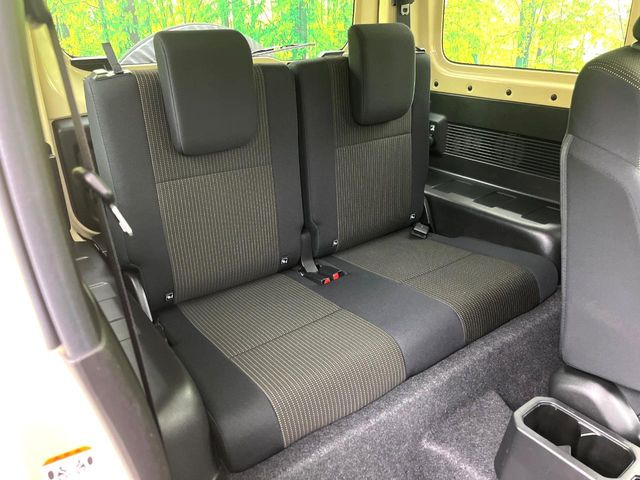 後部座席も気になるようなキズ・汚れやへたり等、大きなダメージはなく、良好な状態です。