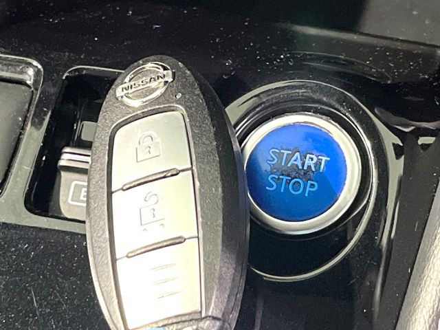 【インテリジェントキー】カバンやポケットに入れたままでもドアの施錠・解錠が可能なスマートキーを装備。エンジンのオン・オフ時もカギを取り出す必要が無いからとっても便利です♪