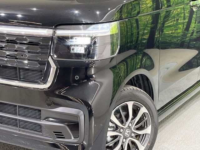 【LEDヘッドライト】悪天候や夜間走行時も良好な視界を確保し安心して運転できる高輝度LEDヘッドライトを装備!点灯速度が早く、消費電力も抑えられています。