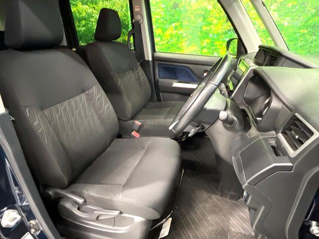 運転席まわりには十分なスペースがあり、大柄な方でもゆったり運転していただける環境です。