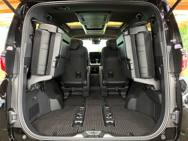 ラゲッジルームは、大容量のスペースを確保。普段のお買い物からレジャーまで、幅広く活躍してくれます!また、リアシートを倒すことでバリエーション豊かにお使いいただけます。