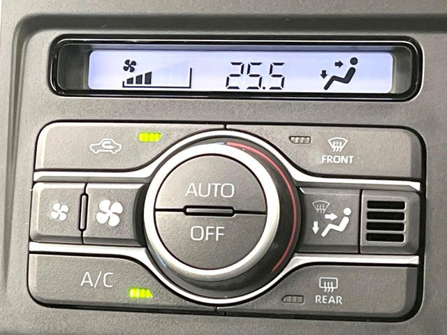 【オートエアコン】一度お好みの温度に設定すれば、車内の温度を検知し風量や温度を自動で調整。暑い&hellip;寒い&hellip;と何度もスイッチ操作をする必要はありません。快適な車内空間には必須の機能ですね♪