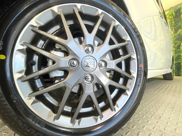 �y����15�C���`�A���~�z�C�[���z�O�ςɃ}�b�`���������A���~�z�C�[���𑕒����Ă���܂��B�e��ЊO�A���~�z�C�[����A�X�^�b�h���X�^�C�����戵�����Ă���܂��B���񂲑��k����������