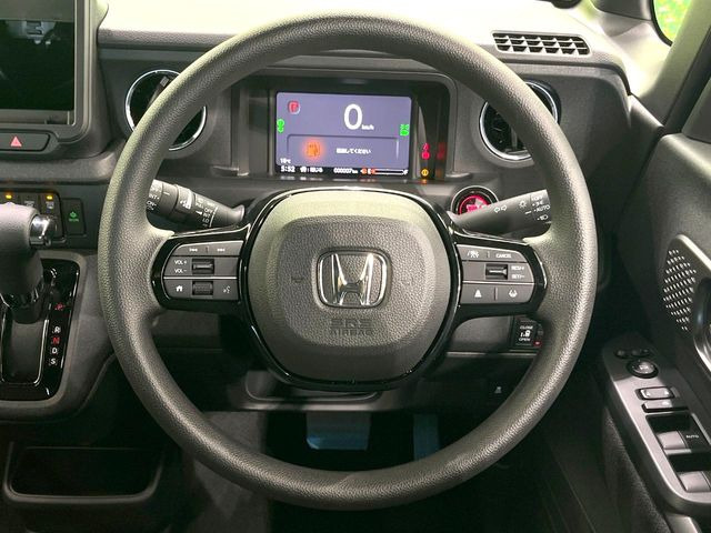 �C���e���A�ɍ��킹���f�U�C���̃X�e�A�����O�́A�^�]�������̂��Ƃ��l���A�^�]���₷���`��A�傫���ł��B�����x�A���ۂɐG���Ă��m���߂��������B