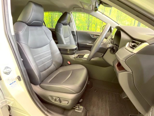 【合皮レザーシート】汚れのふき取りが容易でメンテナンスもが簡単な、機能性に優れる合成皮革を採用した上質なシートです。座り心地もよく、高級感あふれる心地良い車内空間を演出してくれます。