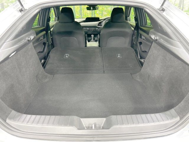 ���i�̂���������ʋ΁A���}���ɏ\���ȉ׎��X�y�[�X���m�ۂ��Ă���܂��B�Z�J���h�V�[�g��|���ƁA�傫�ȉו��̐ύڂ��\�ł���