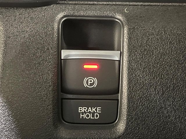【オートブレーキホールド】信号待ちや渋滞で停車時にブレーキから足を離しても、停止状態を保持してくれます。前進するときはアクセルを踏めば自動で解除されるので安心♪街乗り運転が楽になります♪
