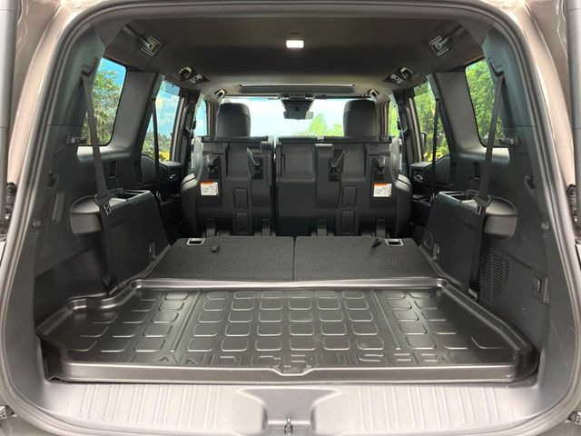 ���i�̂���������ʋ΁A���}���ɏ\���ȉ׎��X�y�[�X���m�ۂ��Ă���܂��B�Z�J���h�V�[�g��|���ƁA�傫�ȉו��̐ύڂ��\�ł���