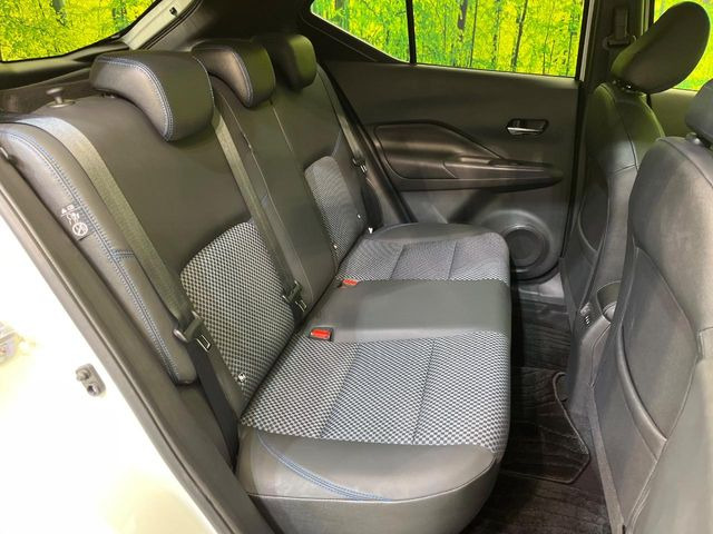 後部座席も気になるようなキズ・汚れやへたり等、大きなダメージはなく、良好な状態です。