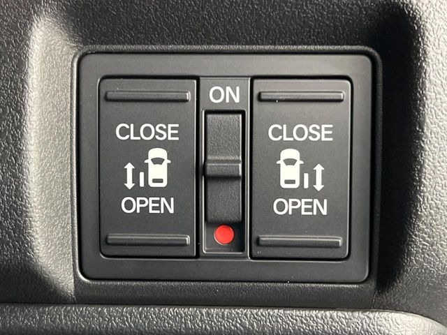 【両側パワースライドドア】スマートキーや運転席のスイッチで後席両側スライドドアの開閉が可能♪電動だから力を入れてドアを開ける必要が無く、小さなお子様でも簡単に開け閉めでき快適です♪