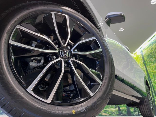 【純正18インチアルミホイール】外観にマッチした純正アルミホイールを装着しております。各種社外アルミホイールや、スタッドレスタイヤも取扱いしております。是非ご相談ください♪