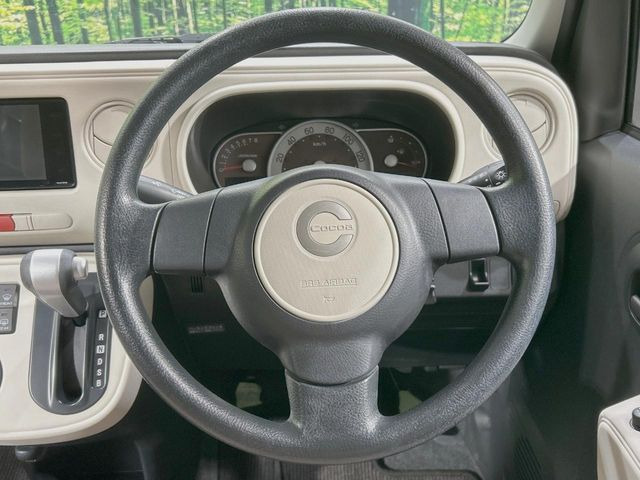 �C���e���A�ɍ��킹���f�U�C���̃X�e�A�����O�́A�^�]�������̂��Ƃ��l���A�^�]���₷���`��A�傫���ł��B�����x�A���ۂɐG���Ă��m���߂��������B