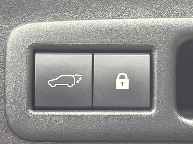 【パワーバックドア】スマートキーや運転席のボタンを押すだけでリアゲートが自動で開閉します!荷物を持っている時や、高い位置にあるバックドアを閉める際に便利な機能です♪