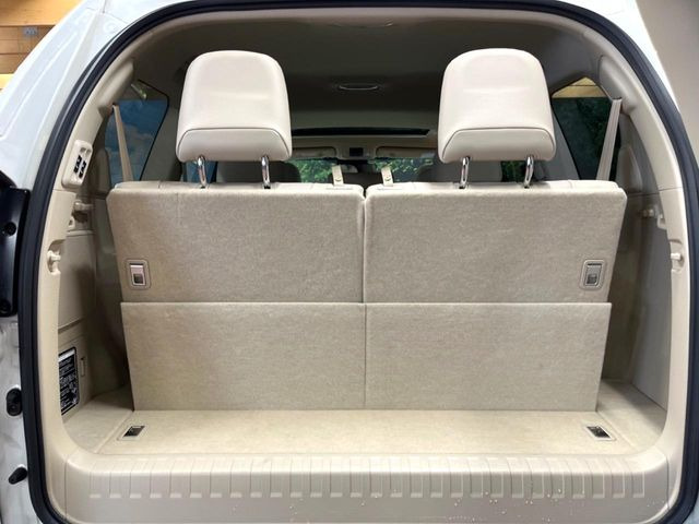 ���i�̂���������ʋ΁A���}���ɏ\���ȉ׎��X�y�[�X���m�ۂ��Ă���܂��B�Z�J���h�V�[�g��|���ƁA�傫�ȉו��̐ύڂ��\�ł���