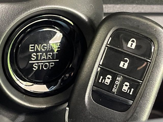 【Hondaスマートキー】カバンやポケットに入れたままでもドアの施錠・解錠が可能なスマートキーを装備。エンジンのオン・オフ時もカギを取り出す必要が無いからとっても便利です♪
