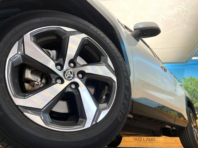 �y����18�C���`�A���~�z�C�[���z�O�ςɃ}�b�`���������A���~�z�C�[���𑕒����Ă���܂��B�e��ЊO�A���~�z�C�[����A�X�^�b�h���X�^�C�����戵�����Ă���܂��B���񂲑��k����������