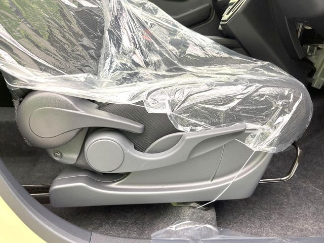 【シートリフター】シート座面の位置を上下に調整できるシートリフターを装備。大柄な方も小柄な方も最適なドライビングポジションで運転できます。