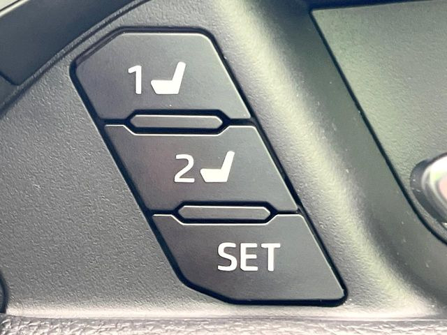 【メモリー機能付きパワーシート】ドライバーごとに設定したシート位置を記憶して、ボタン一つで切り替えできる便利な機能!運転する方が複数名いらっしゃるご家庭におすすめです♪